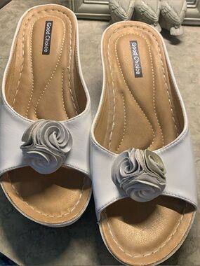 Good Chic White Floral Rosette Slide Mules